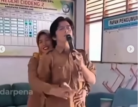 Viral! Oknum Guru SD Asyik Karaoke di Sekolah Pandeglang, Terekam Saling Peluk dengan Lawan Jenis